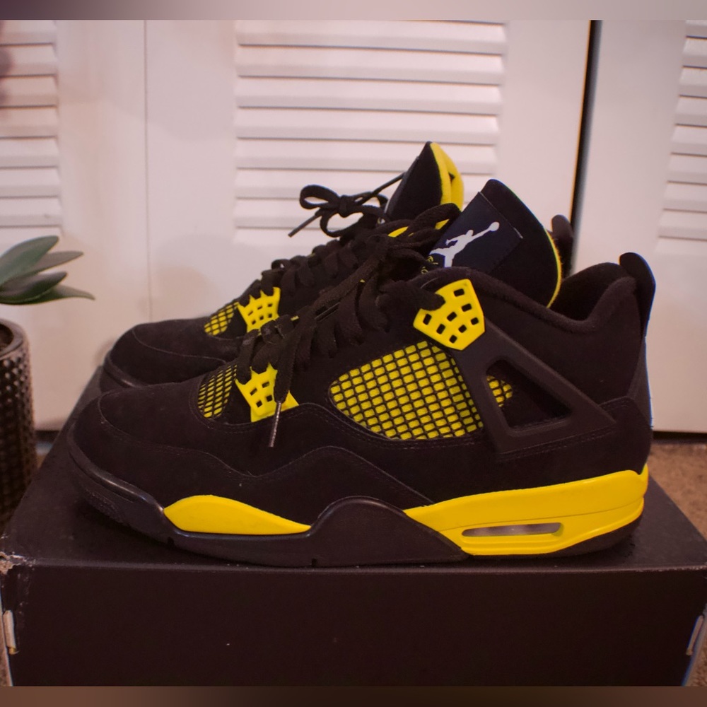 Air Jordan 4 Thunder